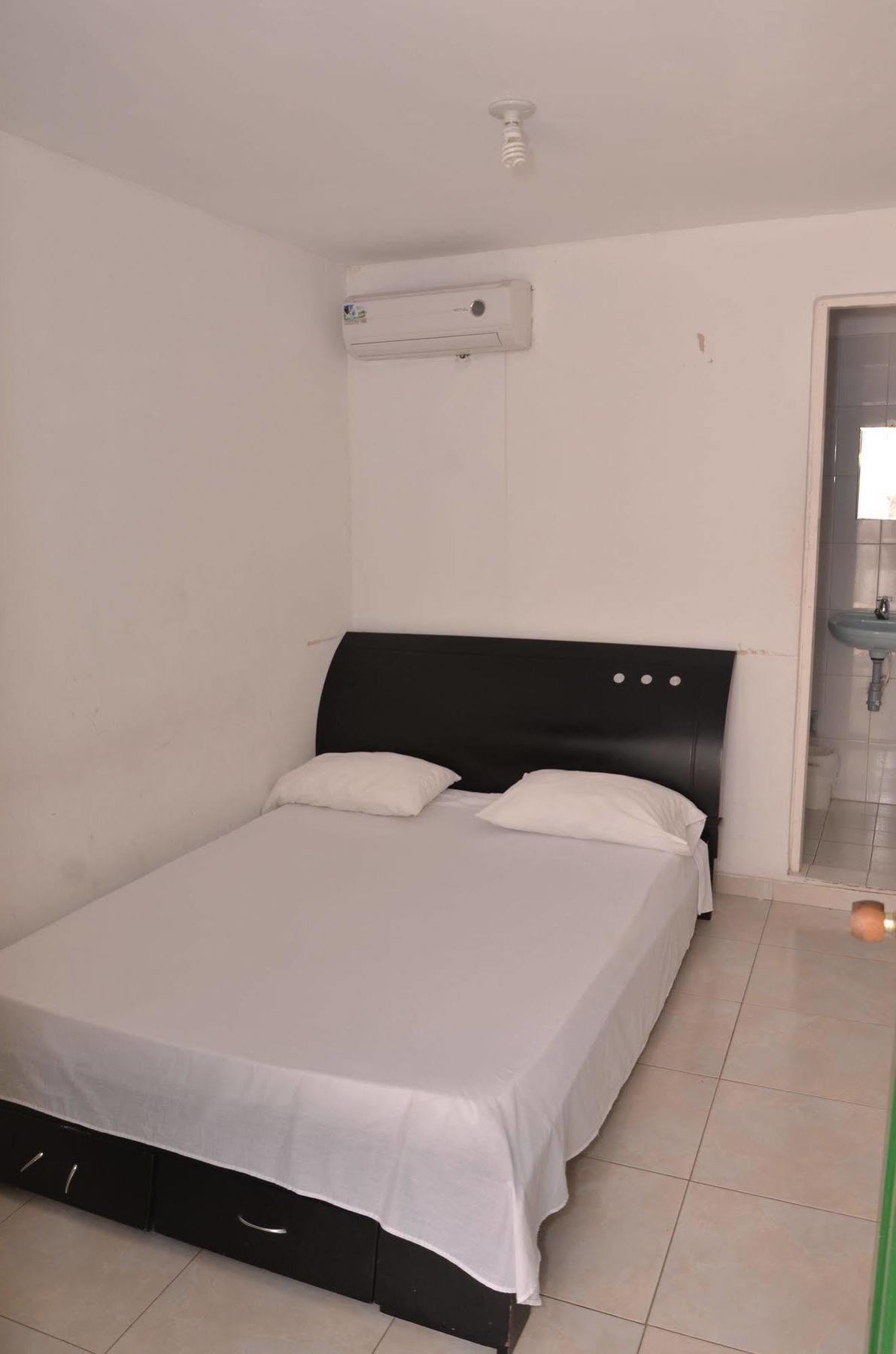 Hotel Vargas Airport Cartagena Esterno foto